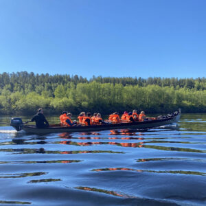 Aktivitäten in der samischen Hauptstadt. Genießen Sie eine traditionelle Flussbootfahrt auf dem Karasjok-Fluss im Herzen Lapplands mit lokalen Führern. Samipath tours