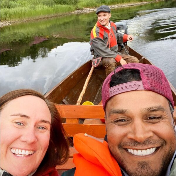Profitez d'une excursion en bateau traditionnel sur la rivière Karasjok au cœur de la Laponie avec des guides locaux. Samipath