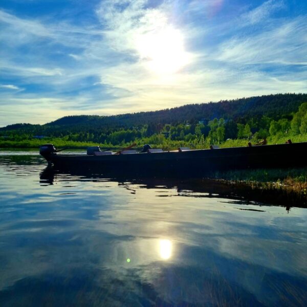 Die Flussboote entlang der Küste zwischen der Karasjok-Brücke und dem Sámi-Parlament. Samipath tours