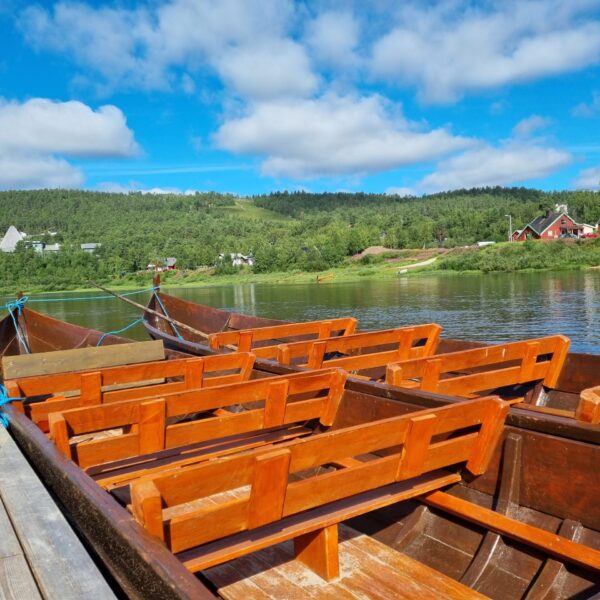 Samipaths Boote. Bootsfahrten Karasjok, Norwegen. Sami-Flusskultur