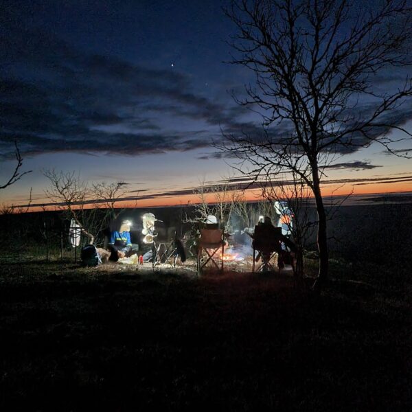 leirlivet byr på koslig prat rundt rundt bålet på kveldene. samipath tours karasjok elgjakt finnmarksvidda