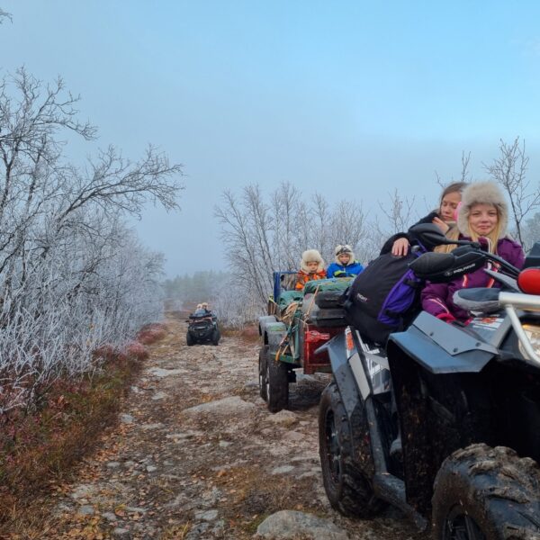 familie med pa atv tur opp til jaktleieren elgjakt karasjok samipath tours finnmarksvidda scaled