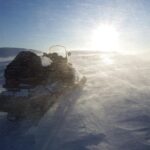 Gjør deg klar for en skutertur gjennom Karasjoks vinterlandskap! Snødekte vidder, frisk luft og kanskje et reinsdyr eller to langs veien.