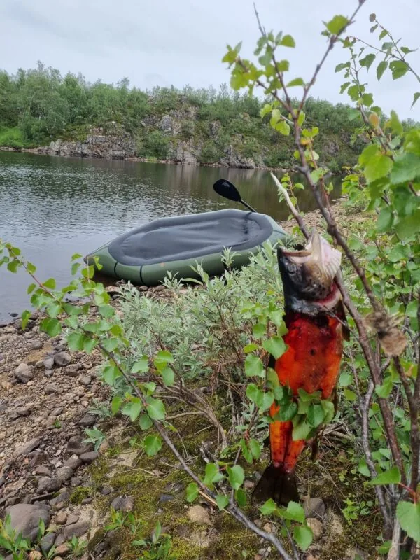 Gruppetilbud. Padle med packraft over finnmarksvidda, fra fjellstue til fjellstue med fiskestang og svartkjele. - Image 10